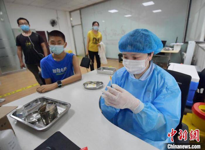 一名儿童准备接种新冠病毒疫苗. 张瑶 摄