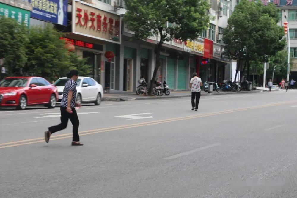 石城:行人,请"好好"走路!