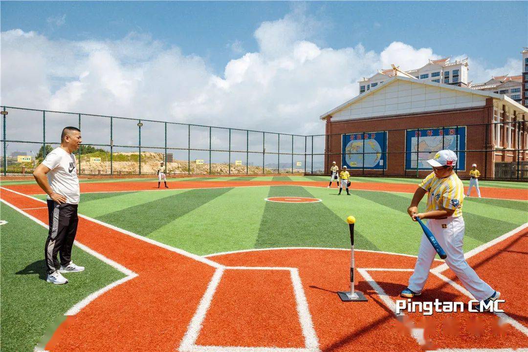 发布了组建校园棒垒球队计划,全校有一百多位学生积极报名