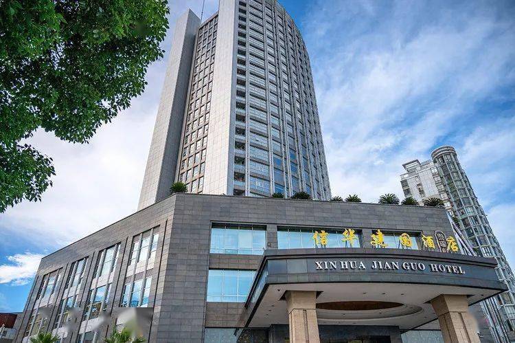 九江最后一夜,入住长江之滨的信华建国酒店,老牌的五星商务酒店,软