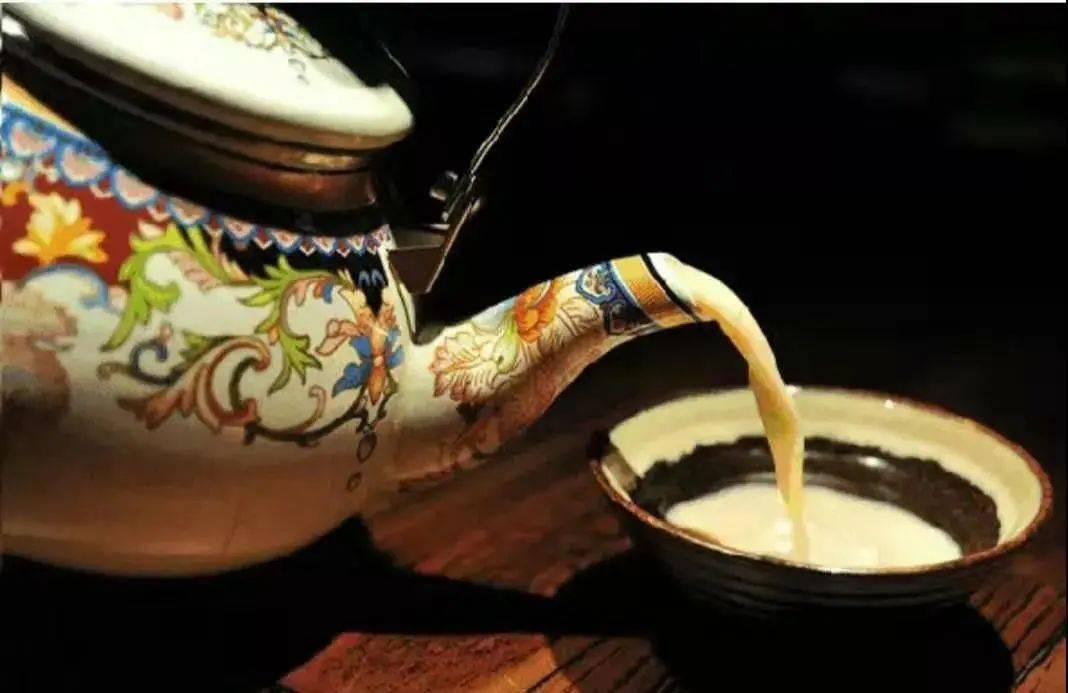 下面小编就带你康康哈萨克族美食 奶茶配馕是一份标准的新疆早餐.