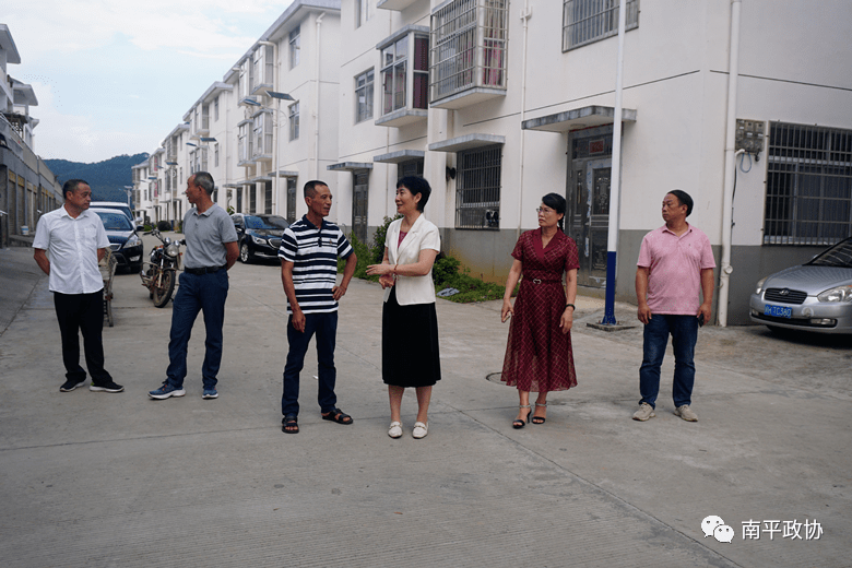 送温暖 助成长——潘丽贞赴延平建瓯开展"金秋助学"活动