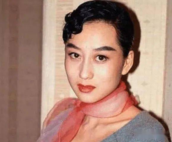 李连杰老婆近照曝光,58岁依然优雅美丽,喝红酒品甜点尽显贵妇