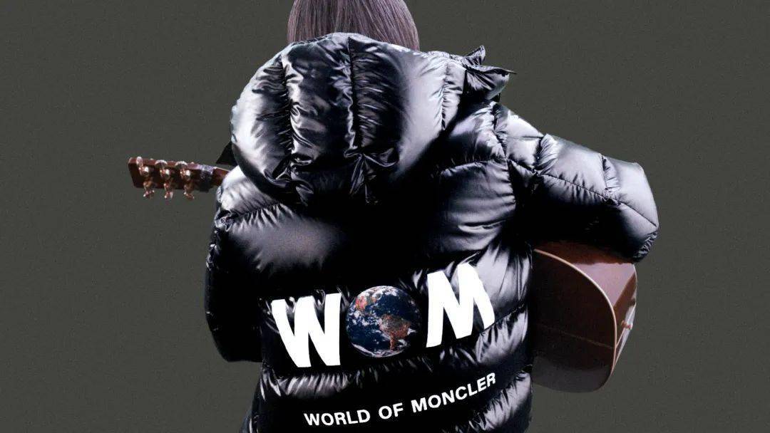 夹克背面印着本季的标语:"world of moncler"("盟可睐世界").