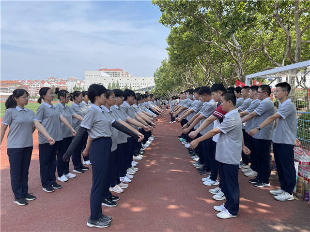 威海近万名高中新生在报到入学后进入军训状态
