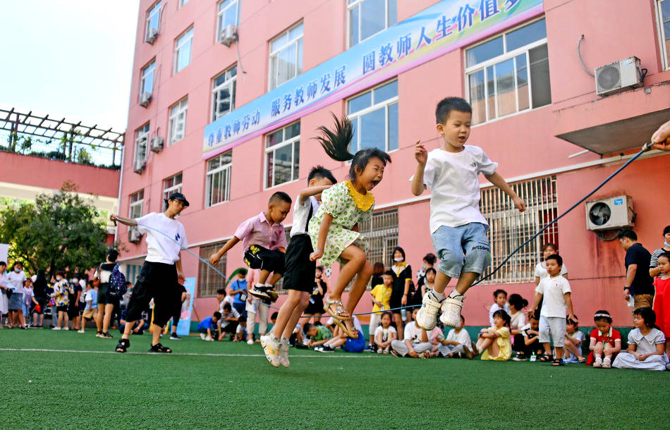 重庆玉带山小学,老师们为一年级新生入学准备的童趣满满的黑板报