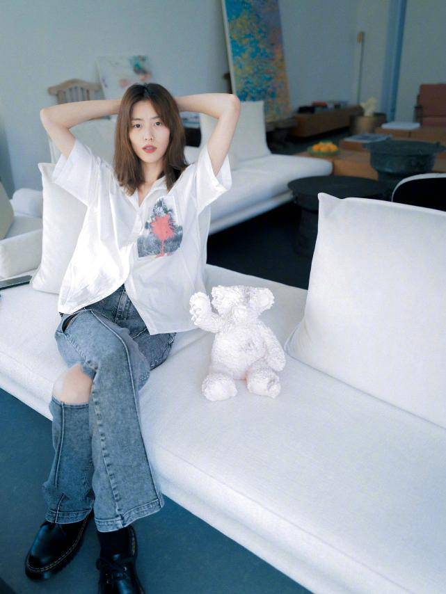 白边|刘雯参加香奈儿活动,黑色小香风套装镶白边,高级感十足