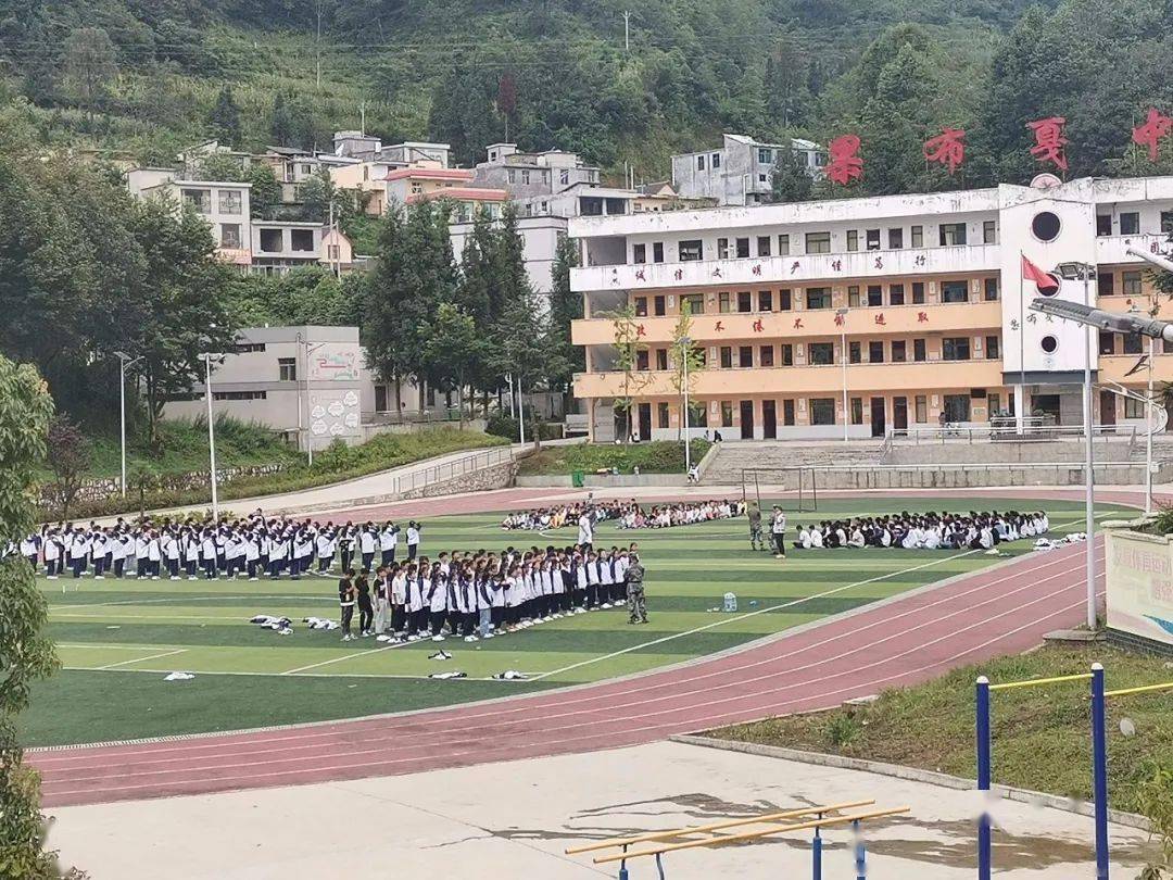 六盘水市水城区果布嘎中学学生集训▲金沙县第一中学开展军训拉练