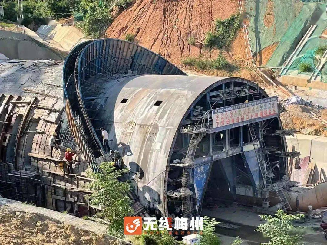 梅龙高铁(五华段)最长隧道洞门开始浇筑!预计今晚完成!