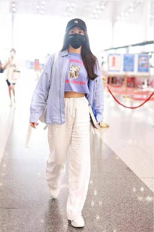 张含韵|32岁张含韵身材真好，穿露腰上衣马甲线若隐若现，气质甜美真像18岁