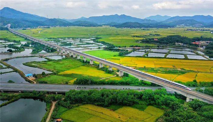 厦深高铁穿过惠东稔山镇.图片来源:惠州东江图片社