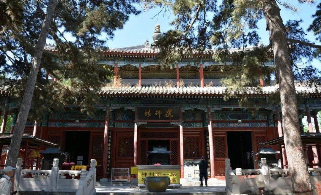 整座寺院既有北方寺庙巍峨宏大的气势,又有江南园林清幽秀雅的情趣