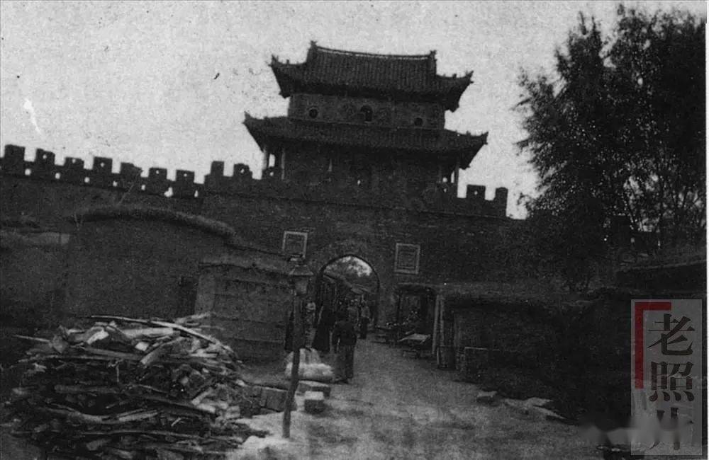 史密斯于1934年拍摄的,照片中塔影巍峨,近处文庙棂灵门和魁星楼清晰