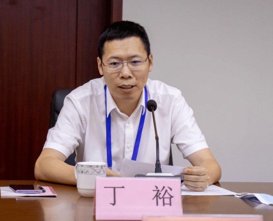 镇党委副书记,镇长丁裕表态发言.
