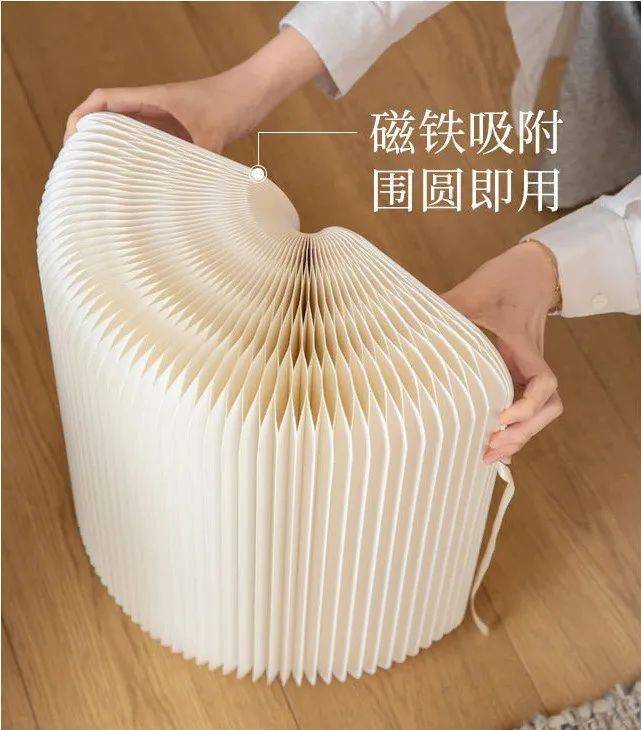 不仅椅子的外表就像一台纸质的优雅风琴,在使用的过程中折叠与打开也