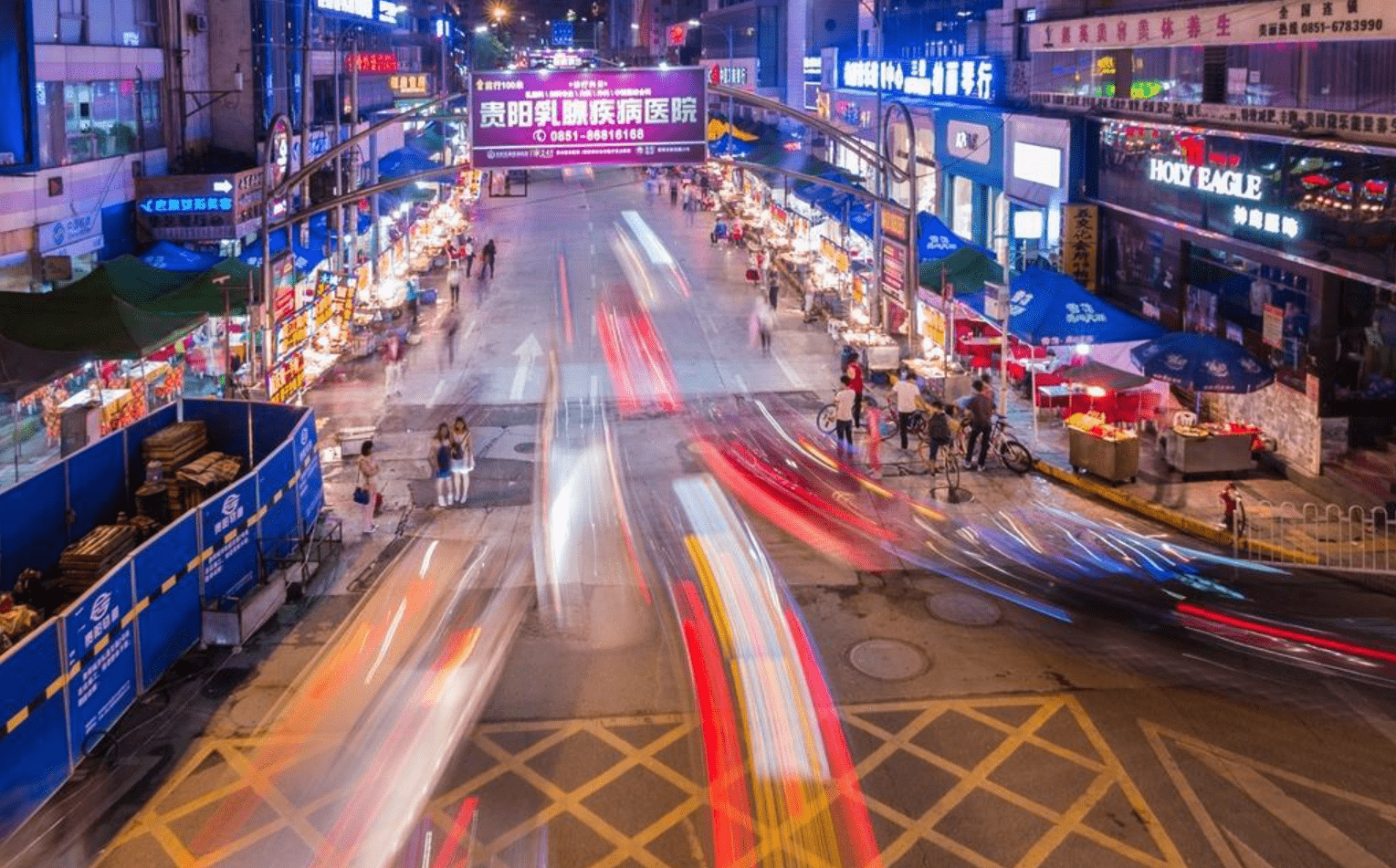 贵阳陕西路夜市街是贵阳老字号的大排档,由于紧邻贵阳千灵东路的酒吧