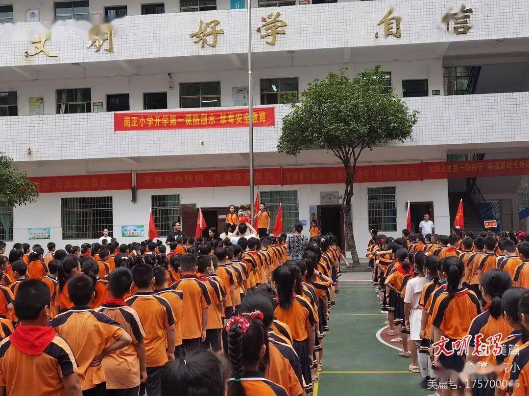 6日,耒阳交警大队民警到耒阳若兰小学开展交通安全知识进校园宣讲活动