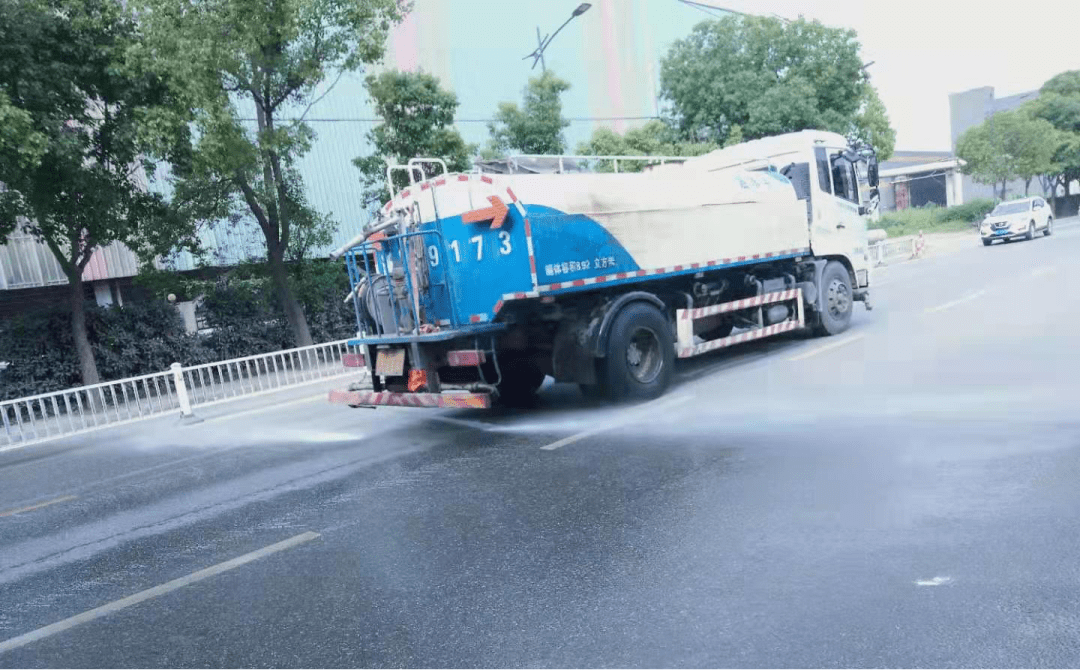 下雨天,慈溪马路上洒水车还在作业,真相来了!_道路