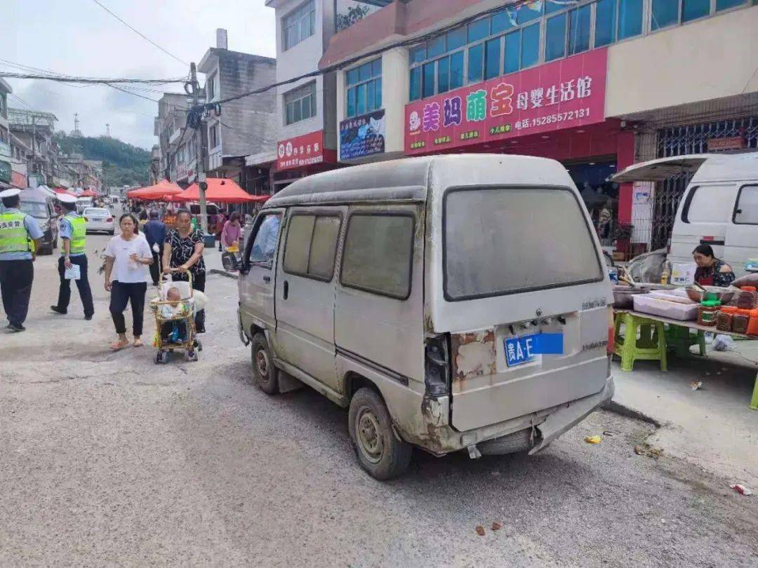 发现了一辆不太一样的面包车,它不仅外观看起来破破烂烂,打开车子一看