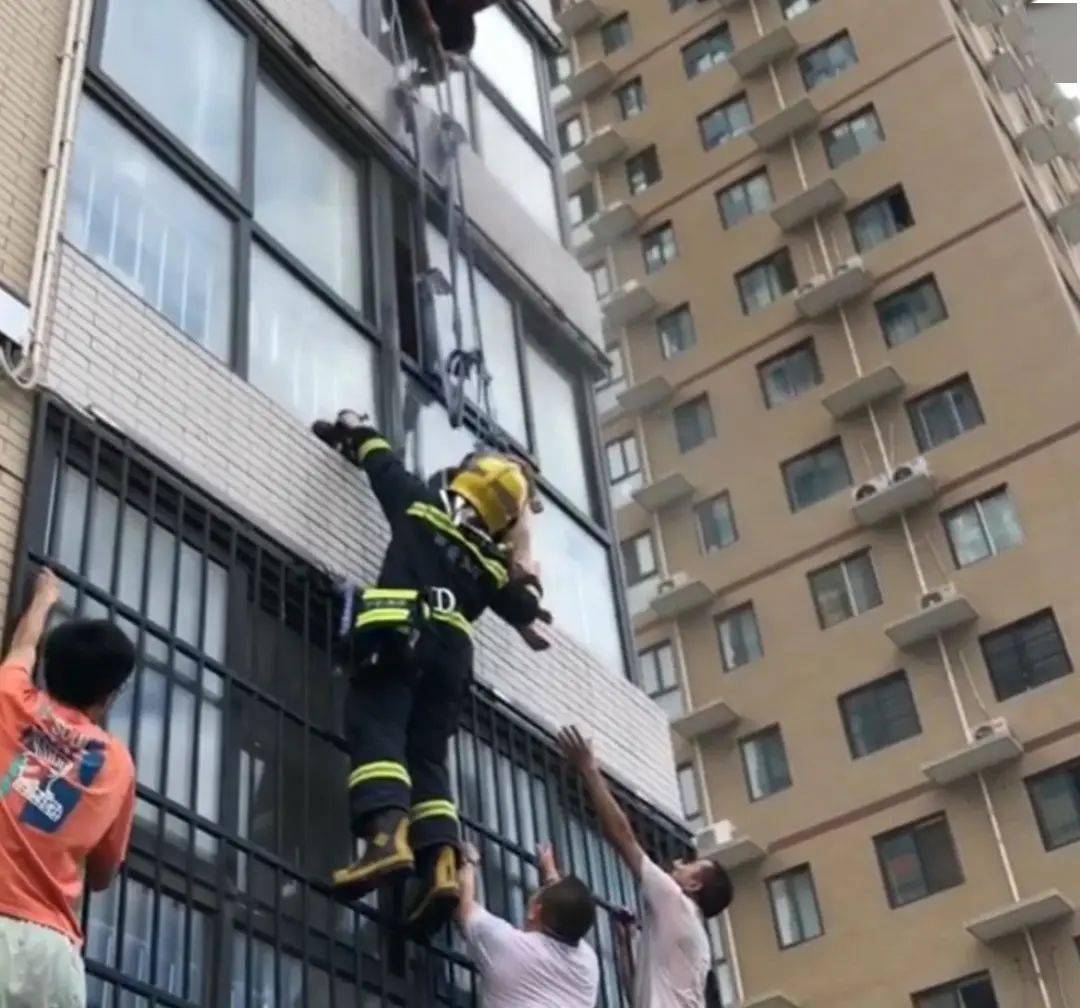 消防员从室内进行内攻灭火 几分钟后被困男子成功救出