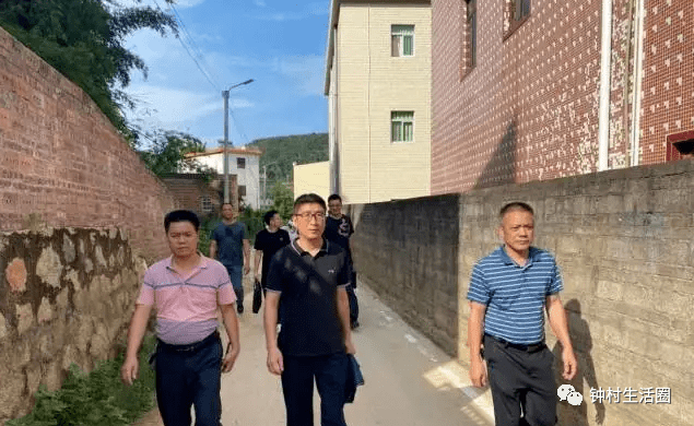 来自番禺区的驻梅林镇帮镇扶村工作队来到华光村调研(资料图片)
