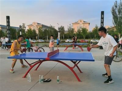 【图】阜康市民在康园体育公园运动场打乒乓球