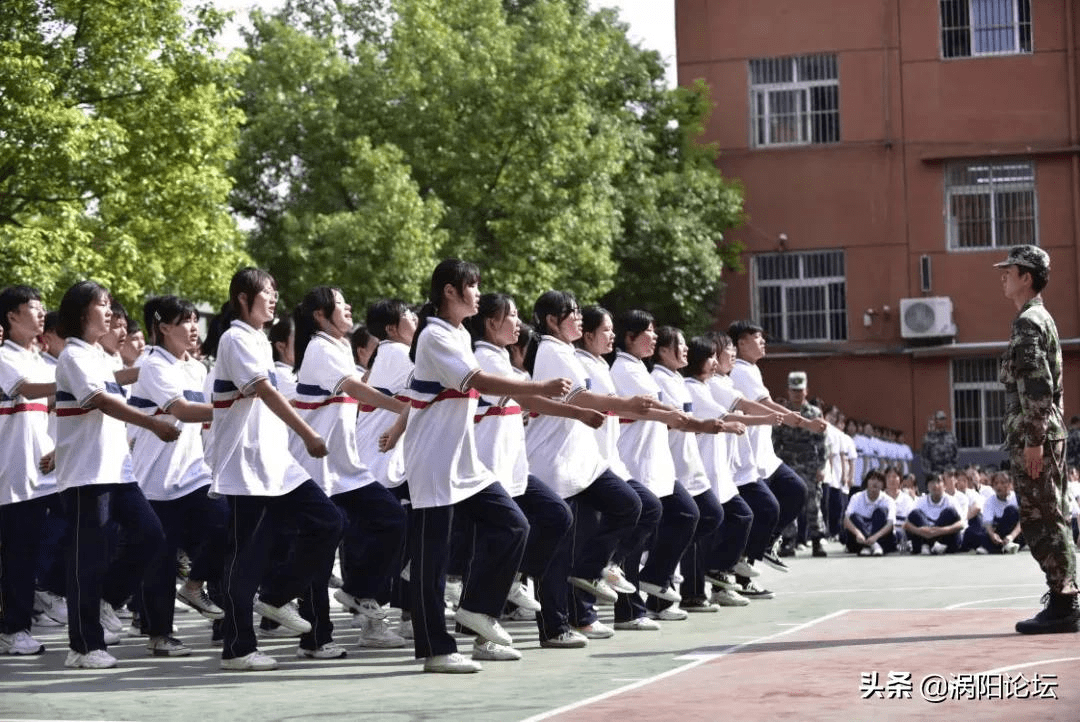 两点,涡阳三中2021级高中新生军训成果展暨表彰大会在校内篮球场举行