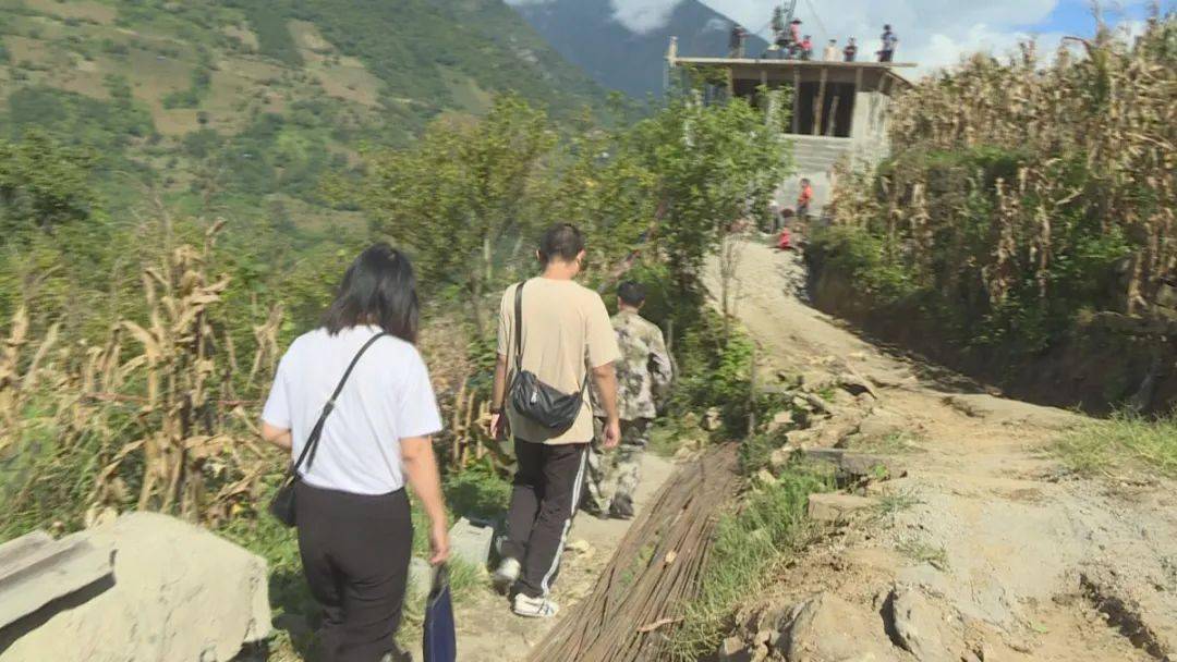 清晨,当第一缕阳光刚照亮怒江大峡谷,福贡县架科底乡农业综合服务中心