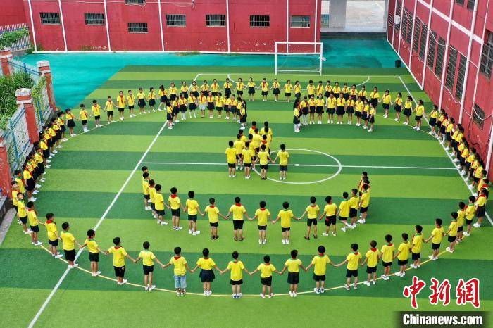 江西铅山:学生摆创意造型"笑脸"为教师送祝福