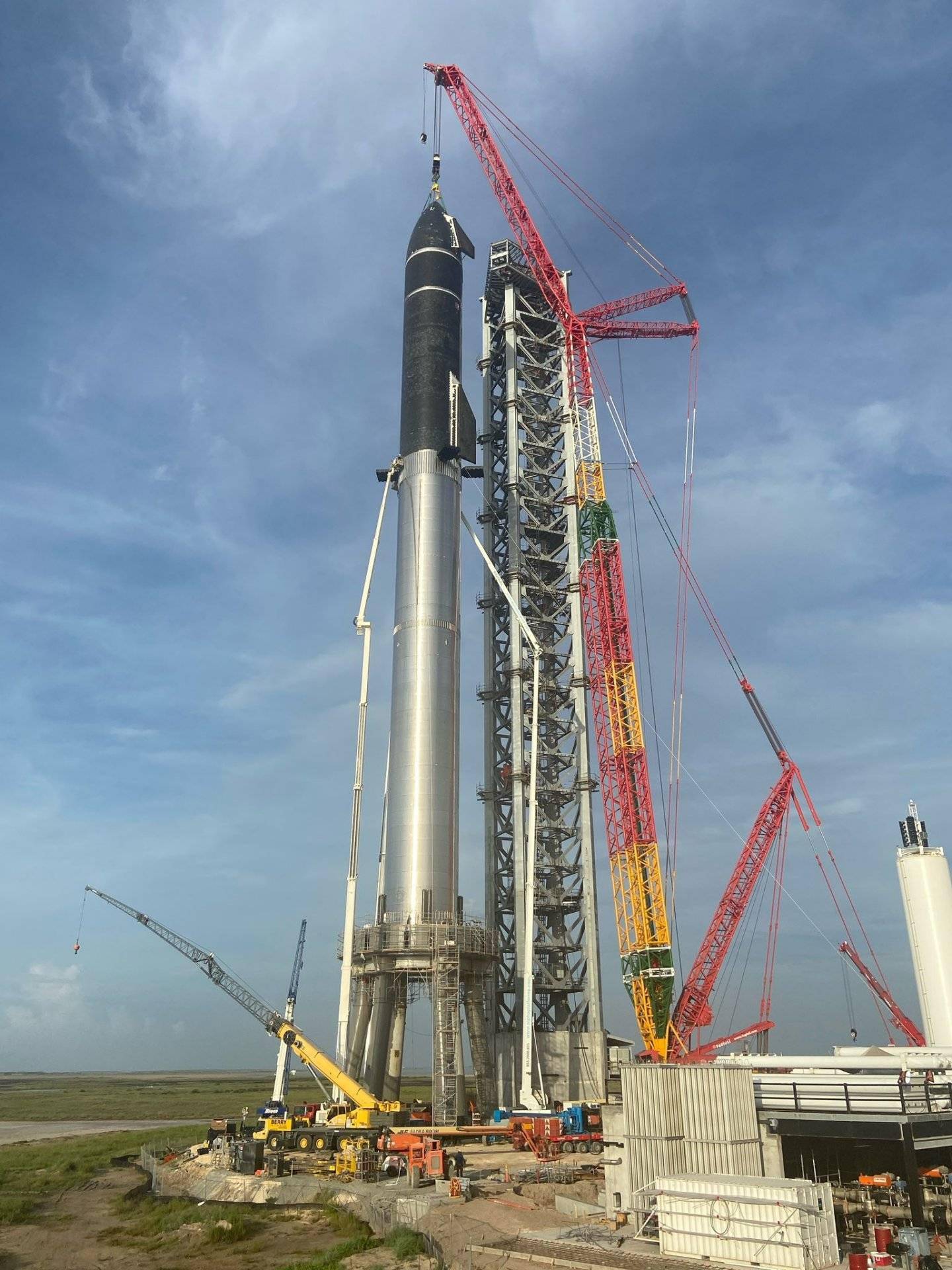 spacex超重型火箭助推器bn4已就位有望下周进行静态点火测试