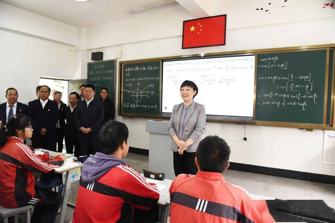 浦虹苏永忠调研教育工作并看望慰问一线教师代表