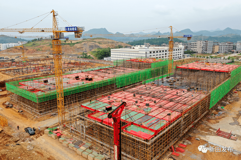 连日来的气温不断攀升,9月10日,在新田县标准厂房项目建设现场看到