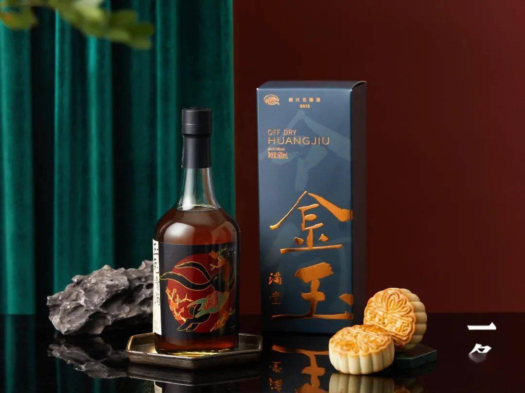 酒标之上的这只金蟾,口衔一枚铜币,身上挂着钱串,呈现准备一跃而起的