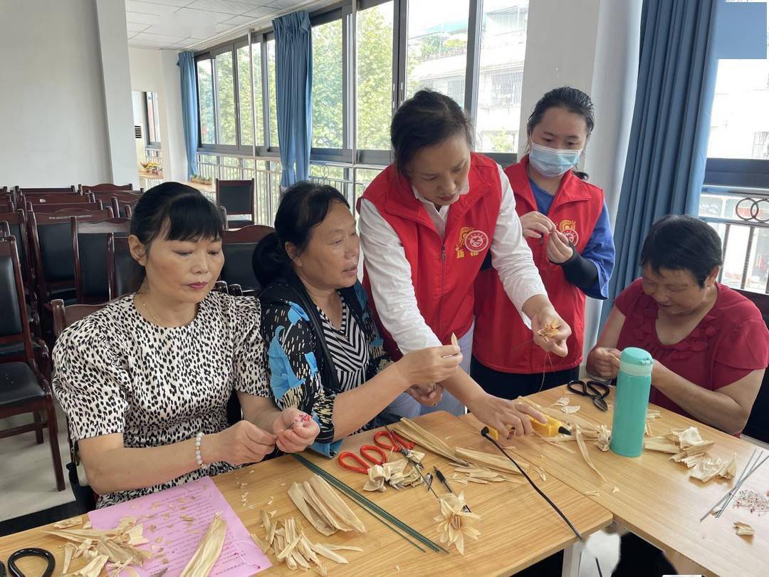 玉米壳做成手工花 成都市新都区社区居民争做绿色低碳