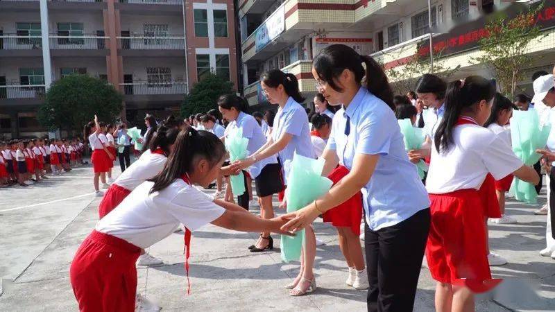 城南小学举行"赓续百年初心 不忘育人使命"教师节庆祝活动_芷江