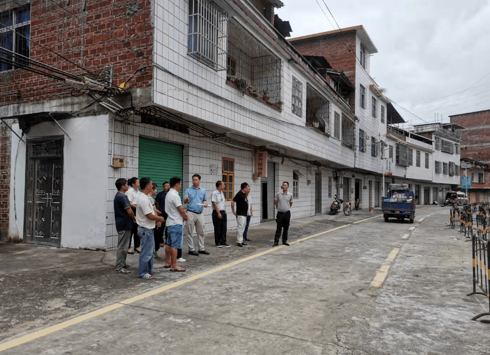 (来源:仁化发布 人大代表先后实地察看了红山镇幼儿园工程,圩镇雨污