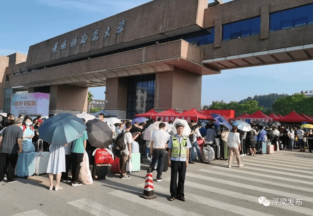 荞麦岭中队全力保障景德镇陶瓷大学开学交通安全