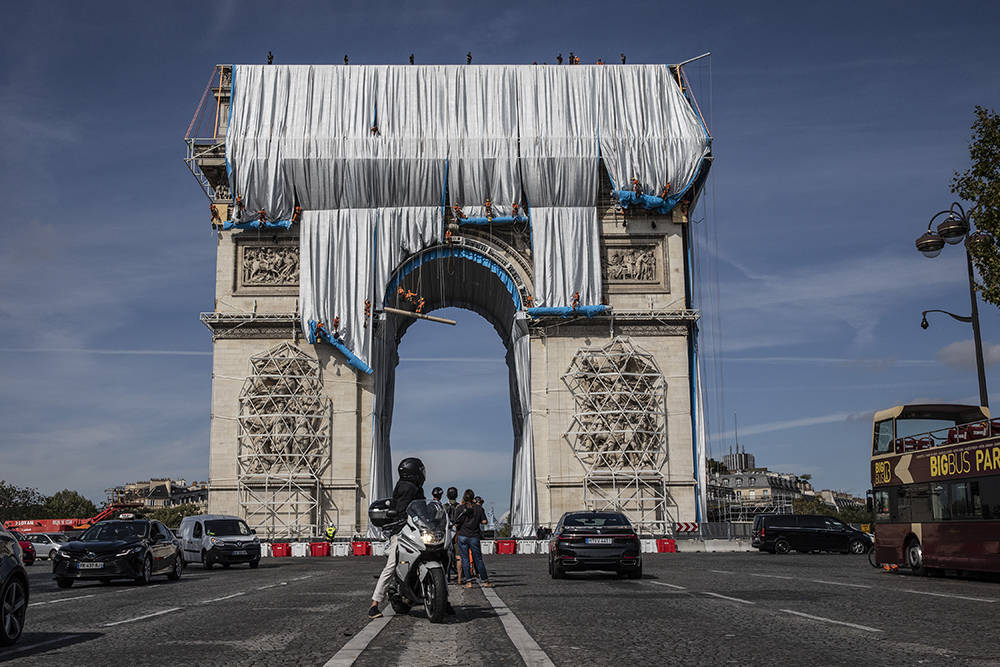 巴黎凯旋门包裹项目持续进行,艺术家克里斯托遗愿将实现