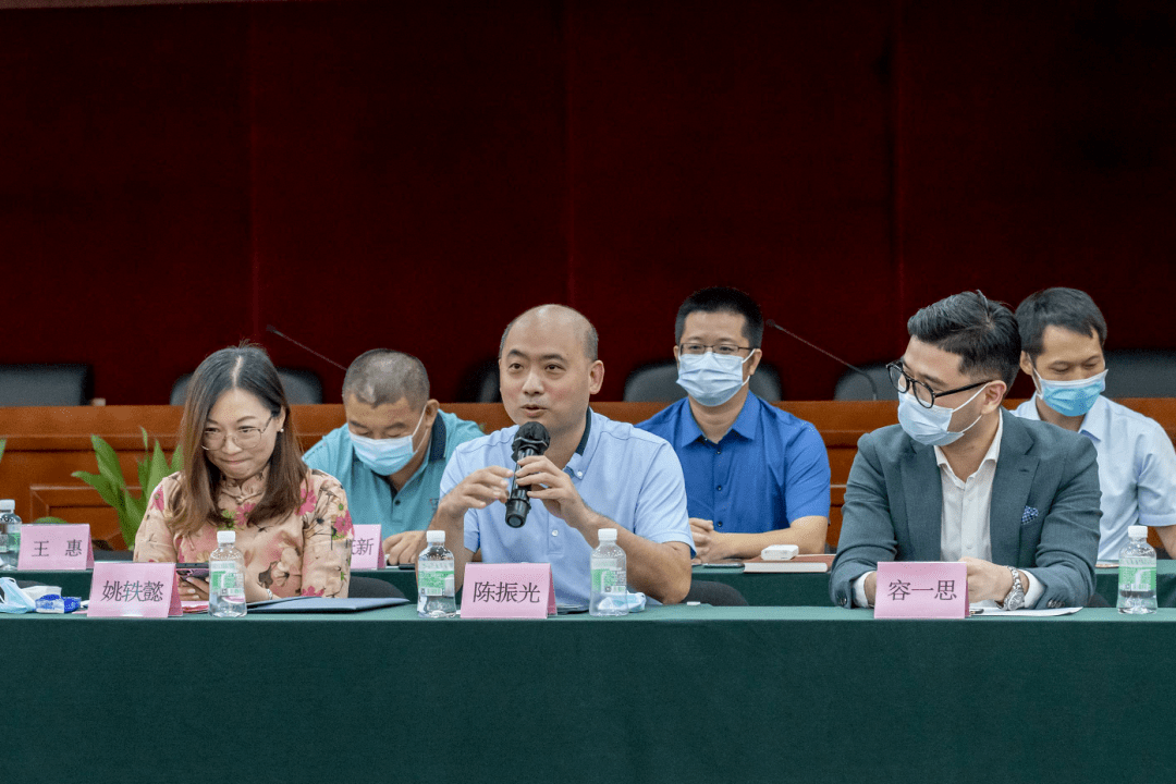 大学附属第一医院东院副院长,胸外科主任陈振光教授和广州市侨联委员