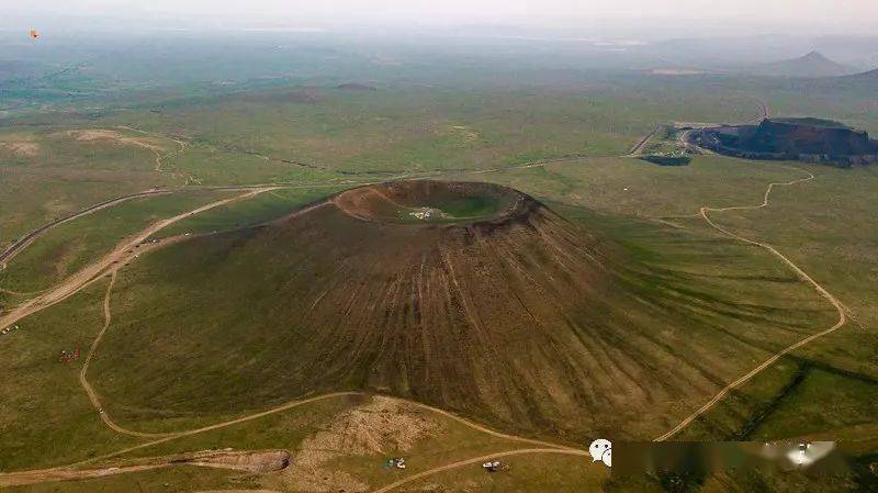 河火山群,经大兴安岭的阿尔山—柴河火山群,锡林浩特—阿巴嘎火山群