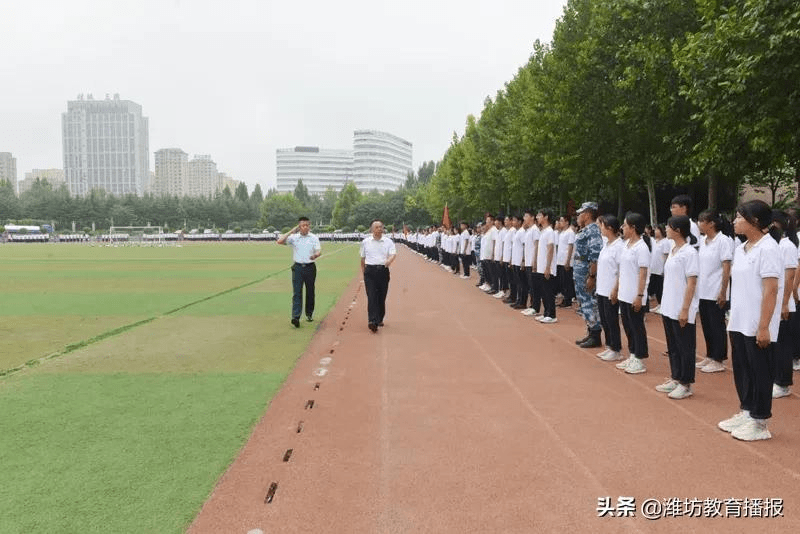 昌乐及第中学:举行2021级新生军训阅兵式暨总结表彰大会