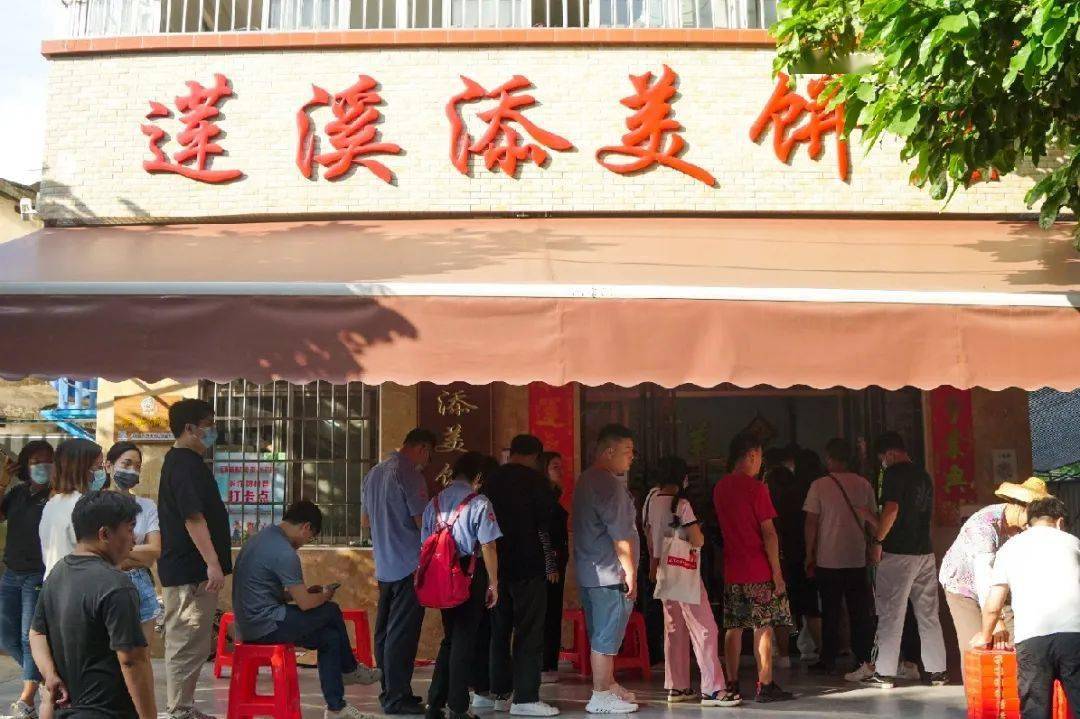 珠海这家月饼店开了38年,来买要排队两小时!