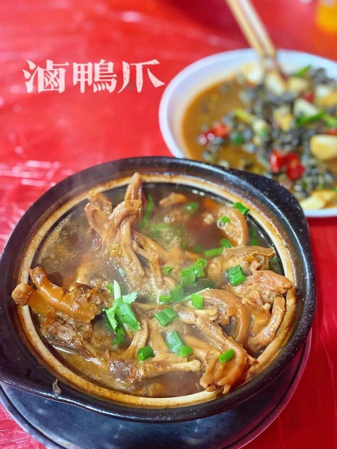 lady胖 鸭掌砂锅也是值得起立鼓掌的水准,炖到酥烂脱骨,吸满汤汁