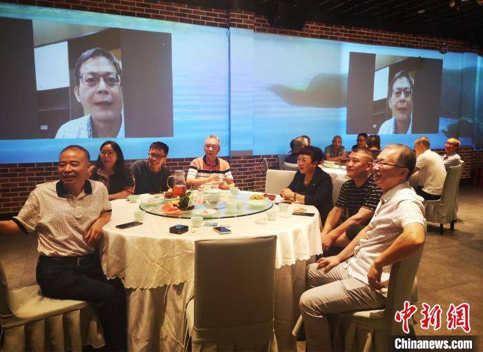 天台县台胞台属联谊会常务副会长陈财堂和其叔叔葛兆民进行了视频连线