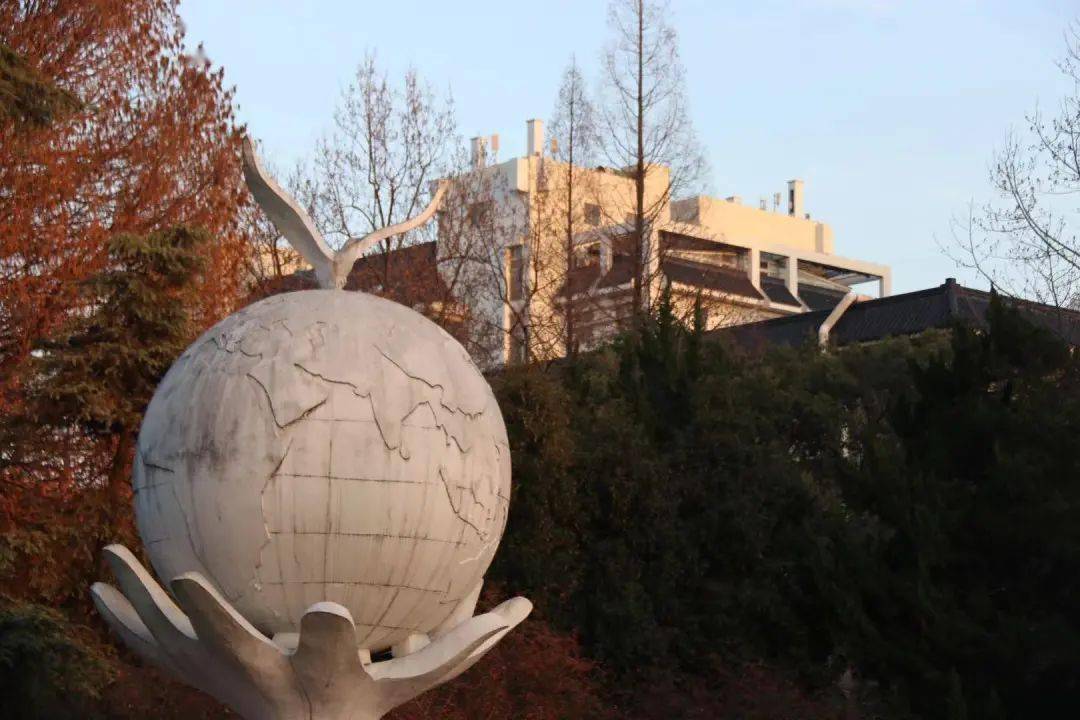 专属于南林学子的 向前直走一百步  映入眼帘的  便是"地球仪"雕塑