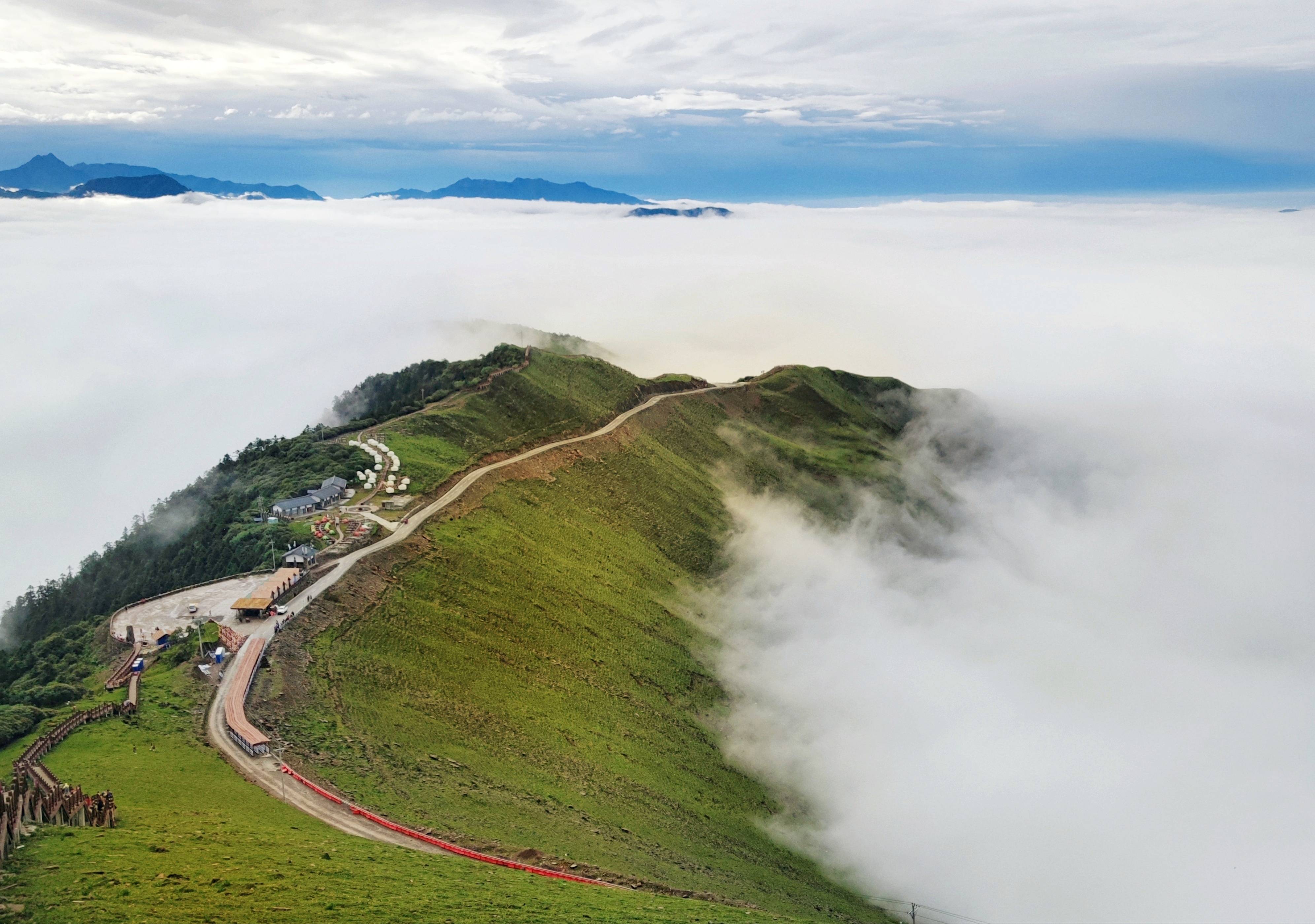 达瓦更扎,位于四川省雅安市宝兴县硗碛藏族乡嘎日村境内,是四姑娘山