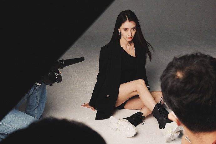 angelababy黑西装化身女特工 长发飘逸凹造型氛围足