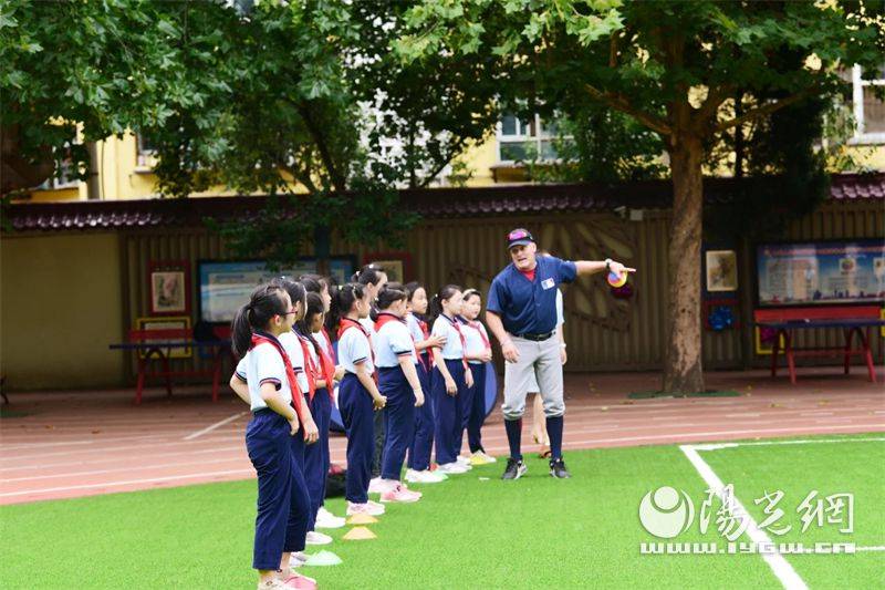 雁塔区航天210小学迎来了一堂新鲜有趣的mlb棒球公益课