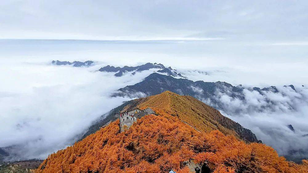 逶迤过崇山峻岭,大漠黄沙,苍茫草原