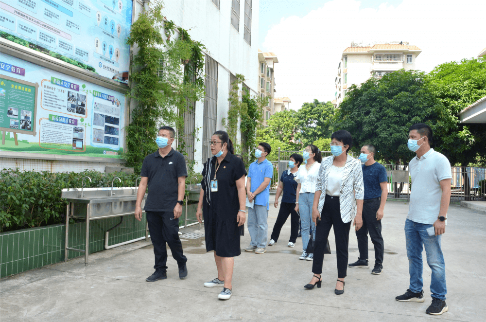 汕头市教育局领导到龙湖区各学校检查指导文明城市创建工作